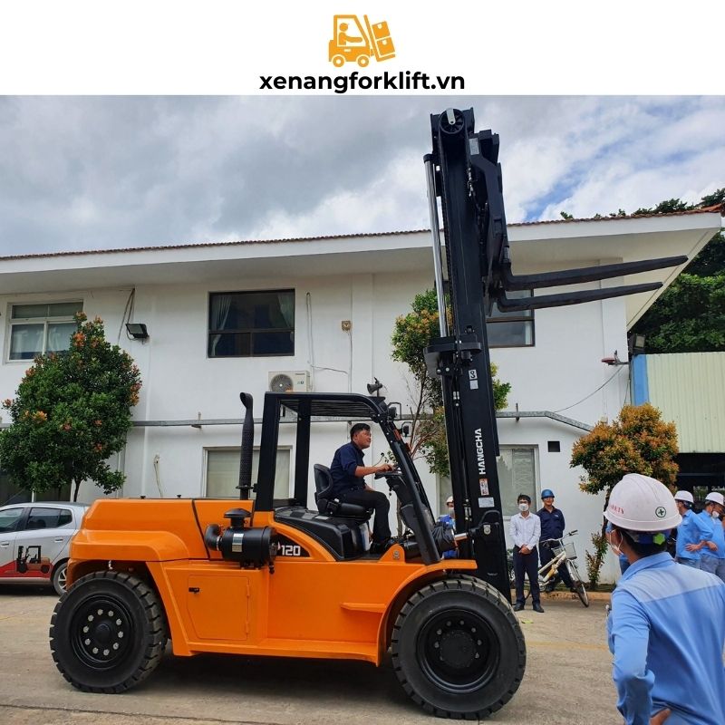 xe nâng dầu 12 tấn