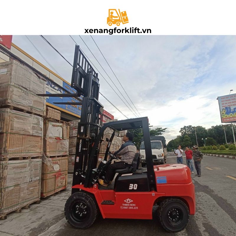 xe nâng dầu 3 tấn