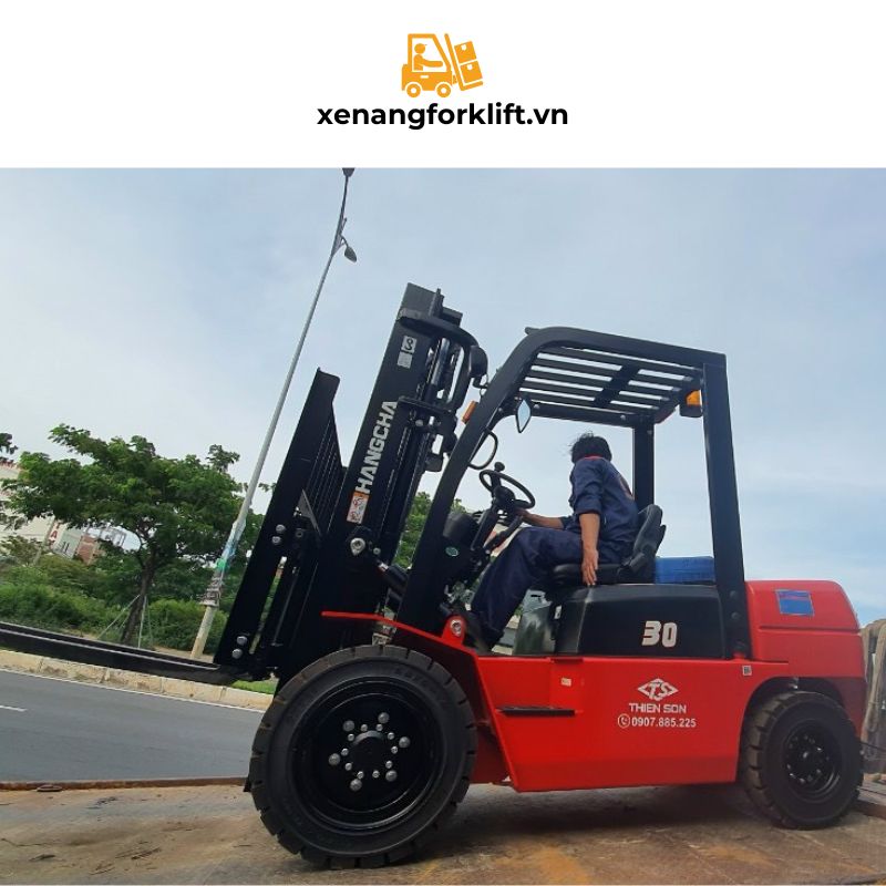 xe nâng dầu 3 tấn