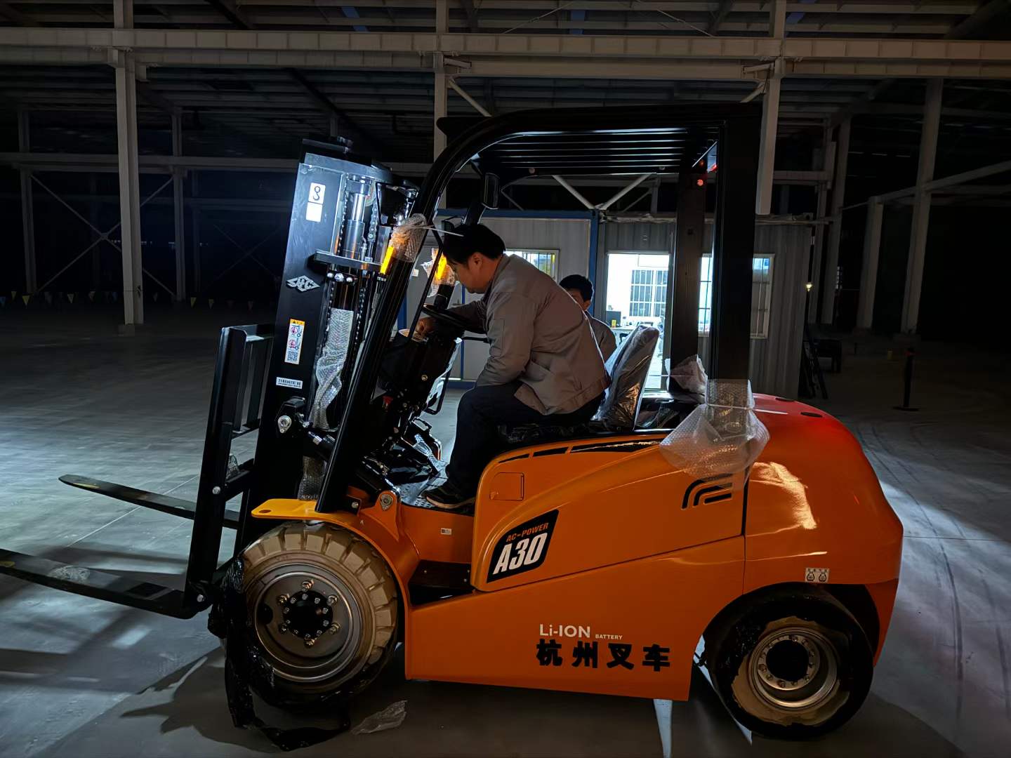 xe nâng điện lithium 3 tấn XA III