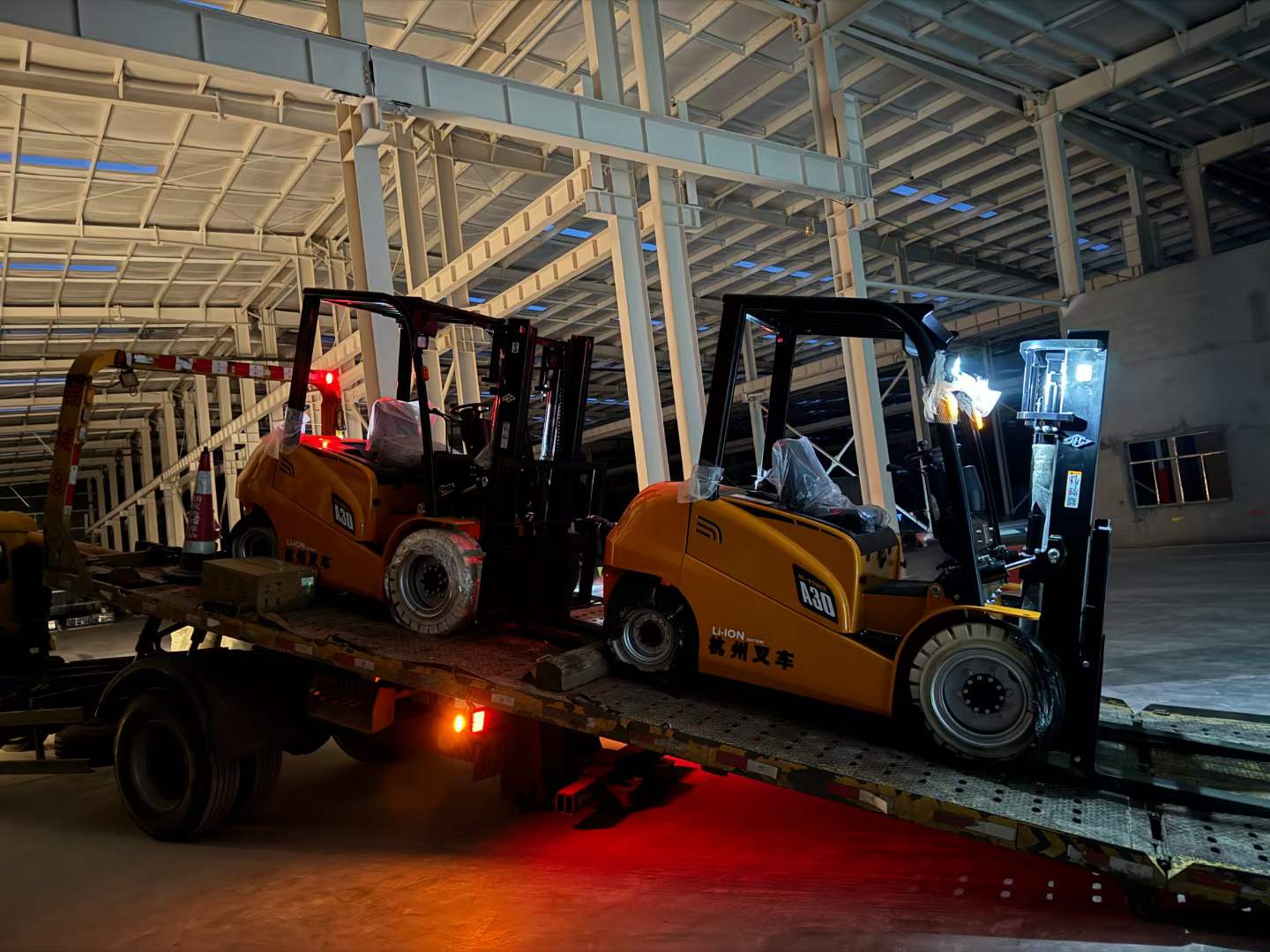 xe nâng điện lithium 3 tấn XA III