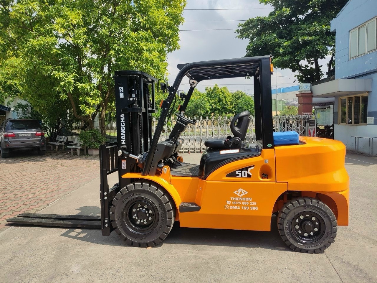 xe nâng dầu 5 tấn
