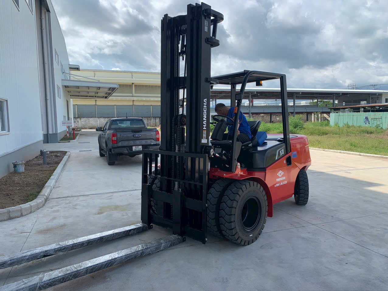 Xe nâng dầu 5 tấn lốp kép