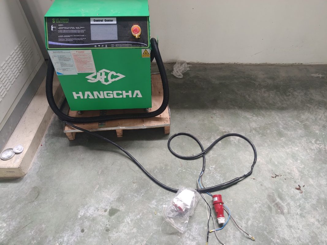Trạm sạc pin Lithium được kỹ viên Thiên Sơn lắp đặt miễn phí cho khách hàng