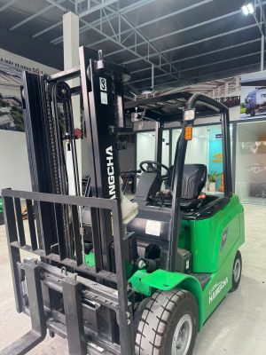 Hình ảnh xe nâng điện 2 tấn Hangcha ngồi lái