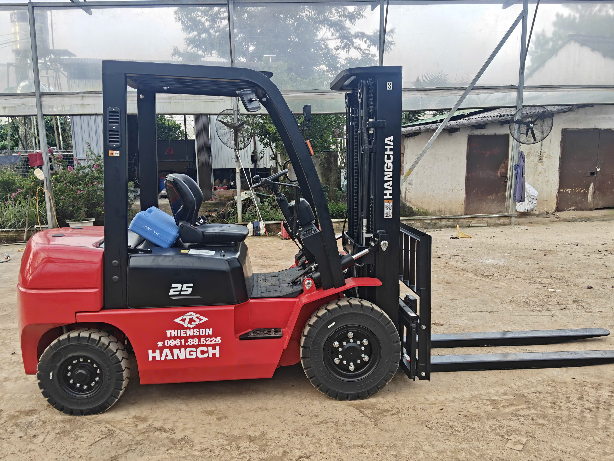 xe nâng dầu 2.5 tấn